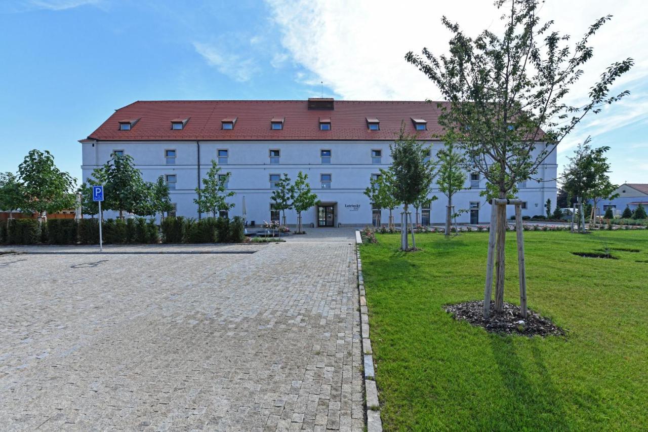 Lotrinsky Hotel Velké Pavlovice Exterior photo